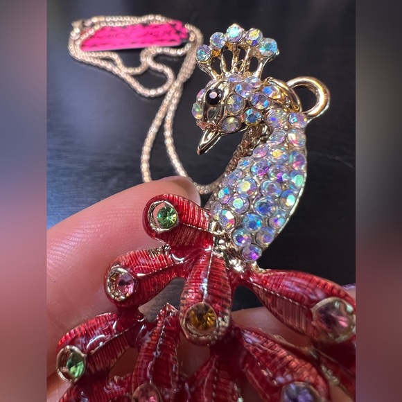 🦚 NWT! Betsey Johnson Red Rhinestone Peacock Necklace - Picture 3 of 5